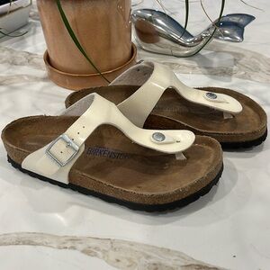 EUC Cream colour Birkenstock Gizeh leather sandals.
